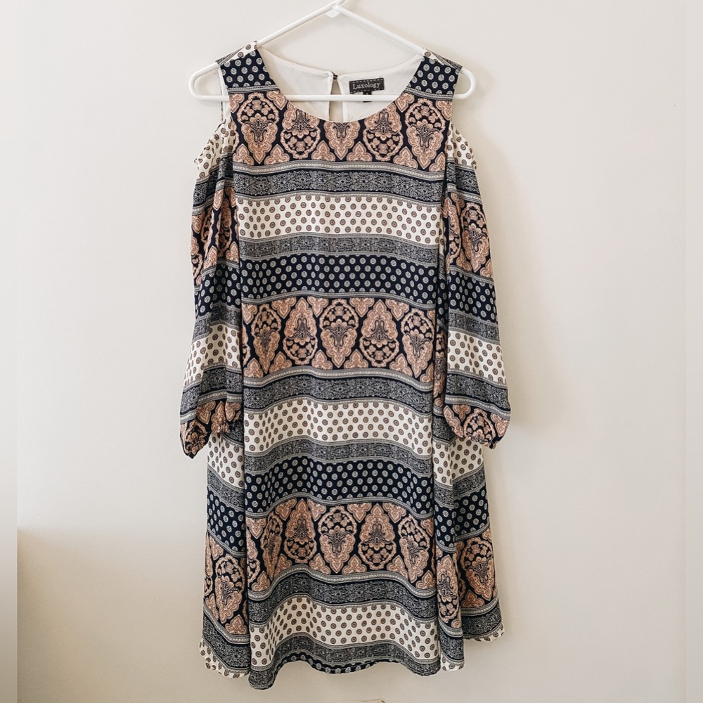💖 Luxology - Open Shoulder 3/4 Sleeve Dress in Cream, Navy and Blush (size 8)